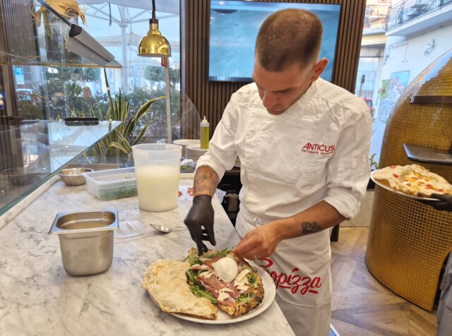 ristorante-anticus-pizzeria-pozzuoli (4) Die „Nuda e Cruda“ im Anticus: Vor dem Servieren wird der Teig mit frischen Zutaten wie Büffelmozzarella, Rucola und Prosciutto belegt – ein kreativer Mix aus klassischer Pizza und gefüllter Focaccia. (Foto: © Bastian Glumm)