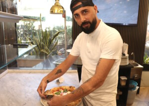 Klassische Margherita im Entstehen: Pizzaiolo Ciro Leopardi bei der Zubereitung im Anticus in Pozzuoli. (Foto: © Bastian Glumm)