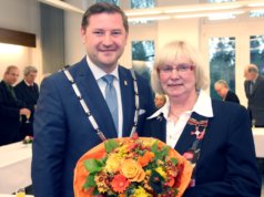 Am Montag wurde Rita Pickardt für ihr soziales Engagement das Bundesverdienstkreuz verliehen. Oberbürgermeister Tim Kurzbach war einer der ersten Gratulanten. (Foto: © Bastian Glumm)