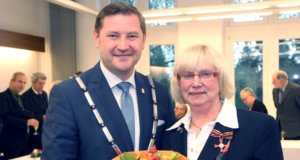 Am Montag wurde Rita Pickardt für ihr soziales Engagement das Bundesverdienstkreuz verliehen. Oberbürgermeister Tim Kurzbach war einer der ersten Gratulanten. (Foto: © Bastian Glumm)