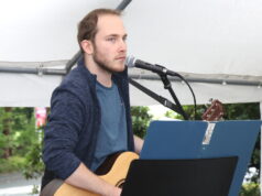 Liedermacher und Musiker Robert Schreiber tritt am Freitag im Walder Kotten auf. (Foto: © Bastian Glumm)