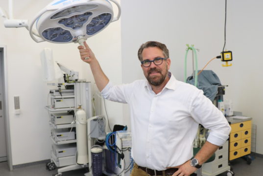 Unfallchirurg Dr. Robert Weindl ist Teil des Praxisteams der Chirurgisch-Orthopädischen Gemeinschaftspraxis in Solingen. Er hat sich auf das Thema Handchirurgie spezialisiert und führt jedes Jahr zahlreiche Operationen im praxiseigenen OP-Saal durch. (Foto: © Bastian Glumm)