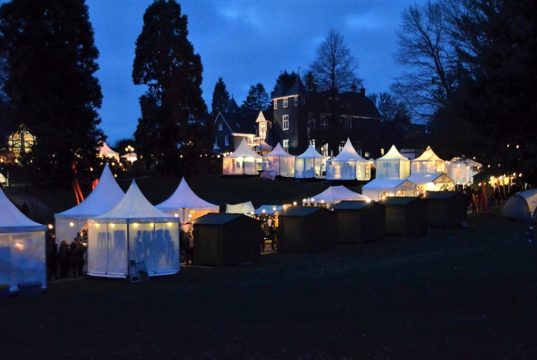 An zwei Wochenenden im Advent bieten über 100 Künstler, Kunsthandwerker und Designer ihre selbst gefertigten Unikate auf Schloss Grünewald an. (Archivfoto: © Martina Hörle)