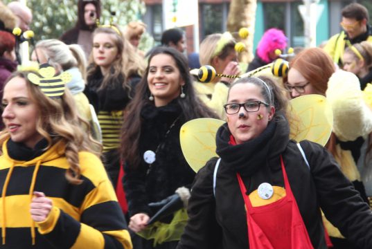 Viele Jecke kamen in kunterbunten Kostümen zum diesjährigen Rosenmontagszug in die Solinger Innenstadt. (Foto: © Bastian Glumm)