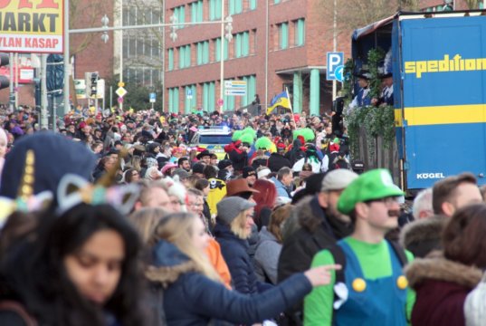 Gut 50.000 Besucher erwarten die Behörden am 4. März beim diesjährigen Rosenmontagszug. Mit insgesamt über 1000 angemeldeten Teilnehmerinnen und Teilnehmern könnte der Zug einen neuen Rekord aufstellen. (Archivfoto: © Bastian Glumm)