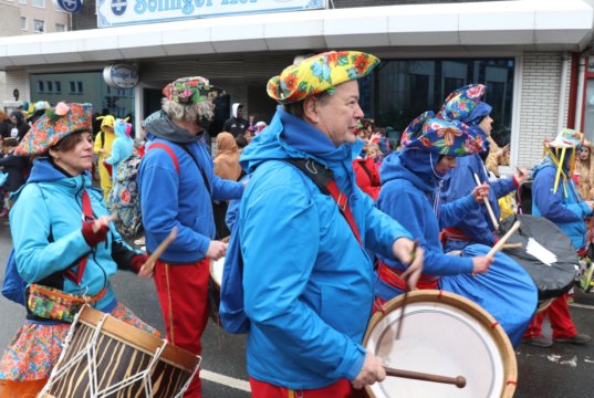 Der Rosenmontagszug setzte sich um 14.11 Uhr in Bewegung, mehr als 1.000 Jecken nahmen daran teil. (Foto: © Bastian Glumm)