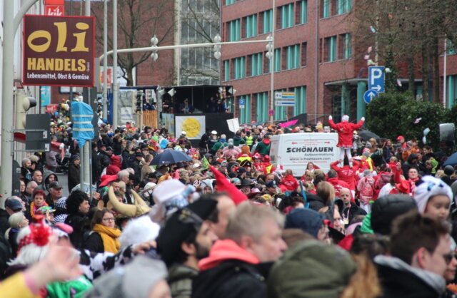 Am Rosenmontag zieht der Karnevalszug wieder durch die Solinger Innenstadt. (Archivfoto: © Bastian Glumm)