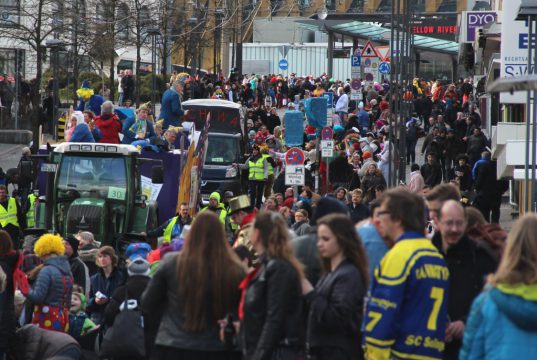 Rund 40.000 Jecken kamen im vergangenen Jahr zum Rosenmontagszug in die Solinger Innenstadt. (Archivfoto: © Bastian Glumm)