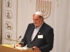 Horst Koss leitete fast 30 Jahre lang das Diakonische Werk in Solingen. Auf dem Neujahrsempfang der Jüdischen Kultusgemeinde Wuppertal wurde ihm jetzt die "Goldene Menorah" verliehen. (Foto: © Bastian Glumm)