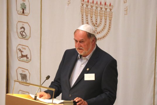 Horst Koss leitete fast 30 Jahre lang das Diakonische Werk in Solingen. Auf dem Neujahrsempfang der Jüdischen Kultusgemeinde Wuppertal wurde ihm jetzt die "Goldene Menorah" verliehen. (Foto: © Bastian Glumm)