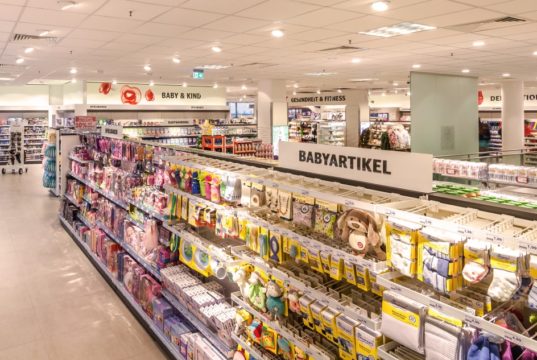 Am kommenden Samstag eröffnet die Drogeriemarkt-Kette Rossmann eine neue Filiale in den Clemens-Galerien und zieht in die Räume des Vormieters dm. (Symbolfoto: © Rossmann)