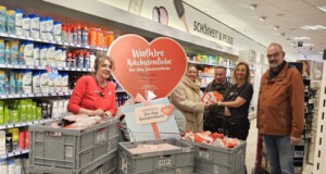 Die Rossmann-Filiale am Mühlenplatz in Solingen engagierte sich im Rahmen der Spendenkampagne „Wa(h)re Nächstenliebe“ für das Wohn- und Pflegezentrum „Villa Vie“. Dank der Unterstützung zahlreicher Kundinnen und Kunden konnten zahlreiche Wünsche der Bewohner erfüllt werden – von Pflegeprodukten bis hin zu kleinen Alltagsfreuden. (Foto: © Rossmann)