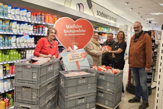 Die Rossmann-Filiale am Mühlenplatz in Solingen engagierte sich im Rahmen der Spendenkampagne „Wa(h)re Nächstenliebe“ für das Wohn- und Pflegezentrum „Villa Vie“. Dank der Unterstützung zahlreicher Kundinnen und Kunden konnten zahlreiche Wünsche der Bewohner erfüllt werden – von Pflegeprodukten bis hin zu kleinen Alltagsfreuden. (Foto: © Rossmann)