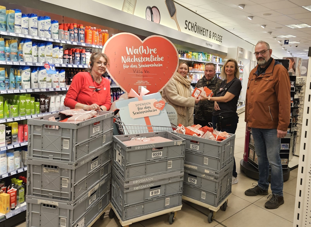 Die Rossmann-Filiale am Mühlenplatz in Solingen engagierte sich im Rahmen der Spendenkampagne „Wa(h)re Nächstenliebe“ für das Wohn- und Pflegezentrum „Villa Vie“. Dank der Unterstützung zahlreicher Kundinnen und Kunden konnten zahlreiche Wünsche der Bewohner erfüllt werden – von Pflegeprodukten bis hin zu kleinen Alltagsfreuden. (Foto: © Rossmann)