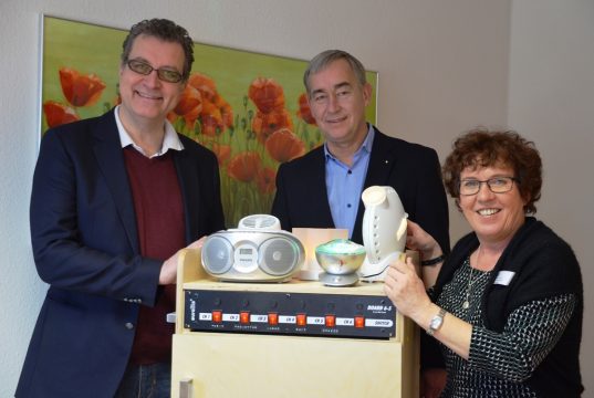 Markus Klein (li.) und Rolf-Peter Grah vom Rotary Club Solingen übergaben heute einen Snoezelen-Wagen an Haus Eiche in Bethanien. Regina Uphoff, kommissarische Einrichtungsleiterin des Seniorenzentrums, nahm die Spende hocherfreut entgegen. (Foto: © Martina Hörle)