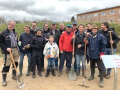 Die Mitglieder des Rotary Club Solingen pflanzten am vergangenen Wochenende eigenhändig Blumenbeete und entfernten das Unkraut auf dem Mehrgenerationen-Treffpunkt an der Jasperstraße. (Foto: © Rotary Club Solingen)