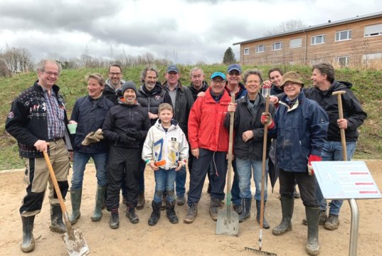 Die Mitglieder des Rotary Club Solingen pflanzten am vergangenen Wochenende eigenhändig Blumenbeete und entfernten das Unkraut auf dem Mehrgenerationen-Treffpunkt an der Jasperstraße. (Foto: © Rotary Club Solingen)