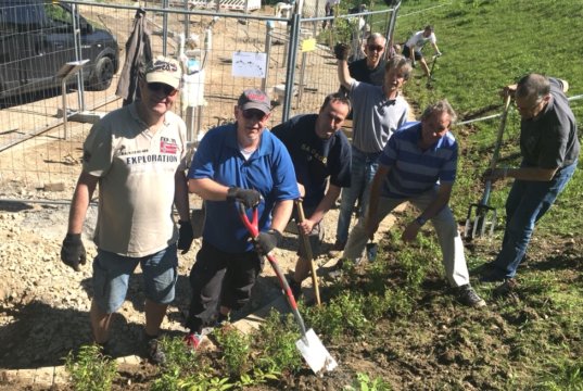 Die Solinger Rotarier machen sich für den Mehrgenerationen-Treffpunkt an der Jasperstraße stark: v.li. Markus Klein, Marc Schneider (RC-Präsident), Nico Spengler, Rolf Grah, Peter Rolshoven, Axel Tochtermann und Jens-Heinrich Beckmann. (Foto: © Rotary Club Solingen)