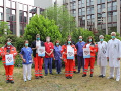 Freuen sich über die erfolgreiche Zusammenarbeit: v.li. Thorben Breidenbach (DRK), Oberärztin Marica Schemberger (ZNA), Robin Wirtz (DRK), unbekannte Person, Bettina Di Carlo (ZNA), Phyllis Rother (DRK), Daniel Wessels (DRK), Timo Hemm (ZNA), Kira Iliopoulos (DRK), Oberärztin Sabine Dreger und Chefarzt Dr. Patric Tralls (beide ZNA). (Foto: © Karin Morawietz/Klinikum Solingen)