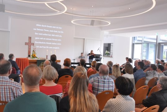 Erster Gottesdienst am Sonntag im neuen Gemeindesaal der Evangelischen Kirchengemeinde St. Reinoldi Rupelrath in Solingen. Der Neubau verbindet jetzt Kirche und Gemeindehaus und bietet mehr Platz für die gewachsene Gemeindearbeit. In den kommenden Monaten wird die Christuskirche renoviert. Bis zum Abschluss der Arbeiten finden alle Gottesdienste im neuen Saal statt. (Foto: © Ev. Kirchengemeinde St. Reinoldi Rupelrath)