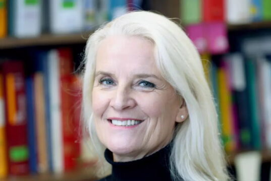 Sabine Woitaschek arbeitet seit über 30 Jahren in der Pflege und leitet inzwischen beide Schulungseinrichtungen.. (Foto: © Kplus Gruppe/Uli Preuss)