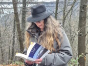 Autorin Saga Grünwald liest an einem Original-Schauplatz im Müngstener Brückenpark aus ihrem neuen Bergischen Krimi „High im Bergischen Land“. (Foto: © Michael Marcus)