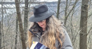 Autorin Saga Grünwald liest an einem Original-Schauplatz im Müngstener Brückenpark aus ihrem neuen Bergischen Krimi „High im Bergischen Land“. (Foto: © Michael Marcus)