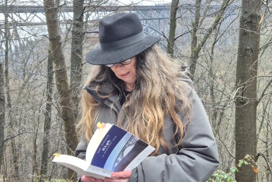 Autorin Saga Grünwald liest an einem Original-Schauplatz im Müngstener Brückenpark aus ihrem neuen Bergischen Krimi „High im Bergischen Land“. (Foto: © Michael Marcus)