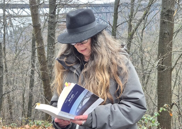 Autorin Saga Grünwald liest an einem Original-Schauplatz im Müngstener Brückenpark aus ihrem neuen Bergischen Krimi „High im Bergischen Land“. (Foto: © Michael Marcus)