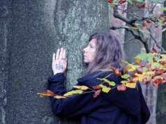 Saga Grünwald lädt zu einer Führung in den Wald ein: In der Begegnung mit alten Bäumen vermittelt sie Wissen, Geschichten und eine besondere Verbindung zur Natur. (Foto: © Saga Grünwald)