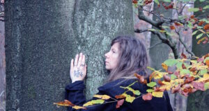 Saga Grünwald lädt zu einer Führung in den Wald ein: In der Begegnung mit alten Bäumen vermittelt sie Wissen, Geschichten und eine besondere Verbindung zur Natur. (Foto: © Saga Grünwald)