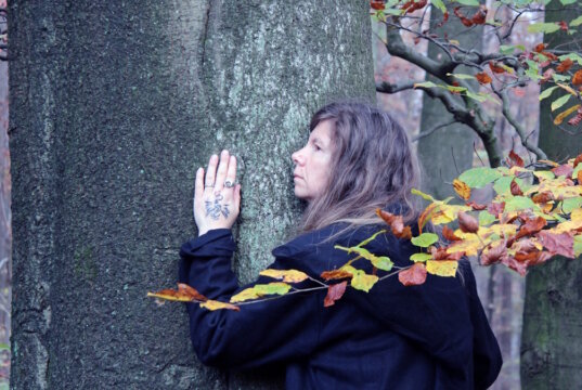 Saga Grünwald lädt zu einer Führung in den Wald ein: In der Begegnung mit alten Bäumen vermittelt sie Wissen, Geschichten und eine besondere Verbindung zur Natur. (Foto: © Saga Grünwald)