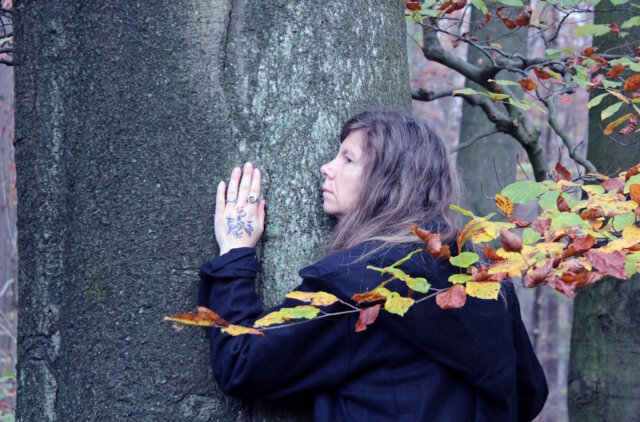 Saga Grünwald lädt zu einer Führung in den Wald ein: In der Begegnung mit alten Bäumen vermittelt sie Wissen, Geschichten und eine besondere Verbindung zur Natur. (Foto: © Saga Grünwald)