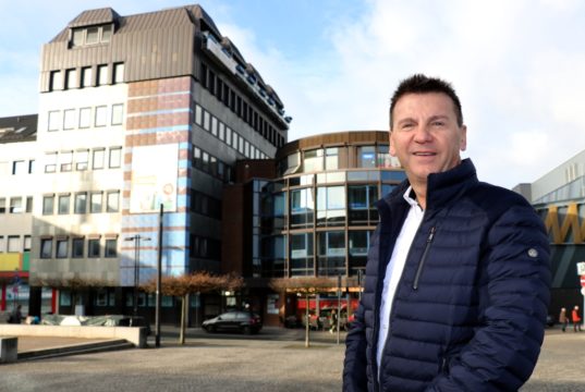 Unternehmer Sam Jordan besitzt das Signal Iduna-Haus und hat mit dieser Immobilie große Pläne. Gerne würde er beide Gebäude aufstocken und umnutzen. (Foto: © Bastian Glumm)