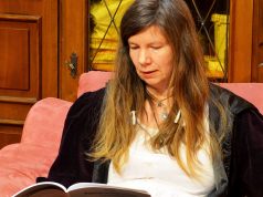 Saga Grünwald (vormals Sandy Green) liest im Rahmen des Frauentages aus ihrem Roman „Zaunkönigin“. Ein Buch über Schicksale von Frauen, die zur Zwangsprostitution in NS-Konzentrationslagern gezwungen wurden. (Archvifoto: © Martina Hörle)