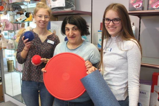 Ab dem 19. März darf im Sanitätshaus Köppchen jedes Produkt einmal ausprobiert werden. Die Mitarbeiterinnen des Hauses freuen sich auf viele Besucherinnen und Besucher. (Foto: © Bastian Glumm)