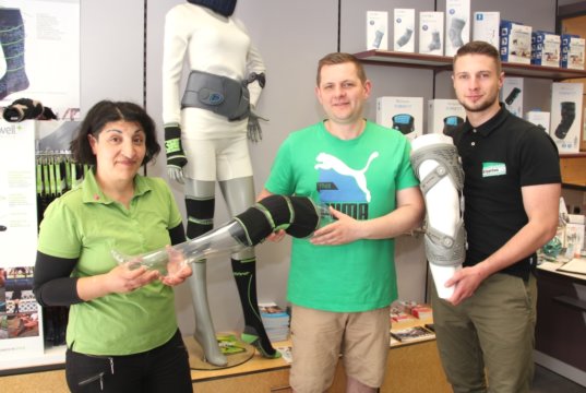 Die Mitarbeiterinnen und Mitarbeiter des Sanitätshauses Köppchen laden vom 14. bis zum 19. Mai zur Aktionswoche rund um das Thema Knieschmerzen ein. (Foto: © Bastian Glumm)