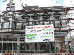 Ein Oper des Dachstuhlbrands an der Wilhelmstraße wurde die Verwaltung des Sanitätshauses Köppchen, die im zweiten Obergeschoss untergebracht war. (Foto: © Bastian Glumm)