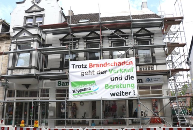 Ein Oper des Dachstuhlbrands an der Wilhelmstraße wurde die Verwaltung des Sanitätshauses Köppchen, die im zweiten Obergeschoss untergebracht war. (Foto: © Bastian Glumm)