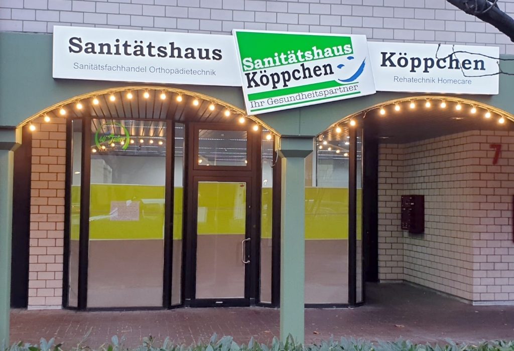 Noch sind die Schaufenster der neuen Filiale des Sanitätshauses Köppchen in Leichlingen verklebt. Denn feierlich eröffnet wird erst kommende Woche. (Foto: © Sanitätshaus Köppchen)