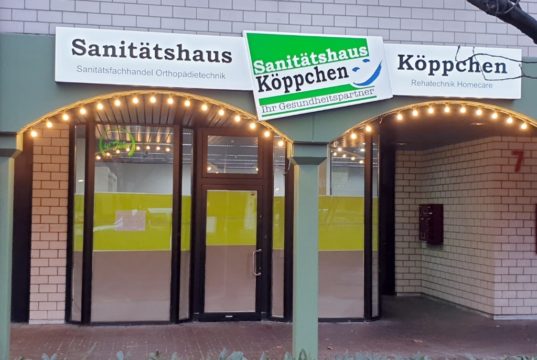 Noch sind die Schaufenster der neuen Filiale des Sanitätshauses Köppchen in Leichlingen verklebt. Denn feierlich eröffnet wird erst kommende Woche. (Foto: © Sanitätshaus Köppchen)