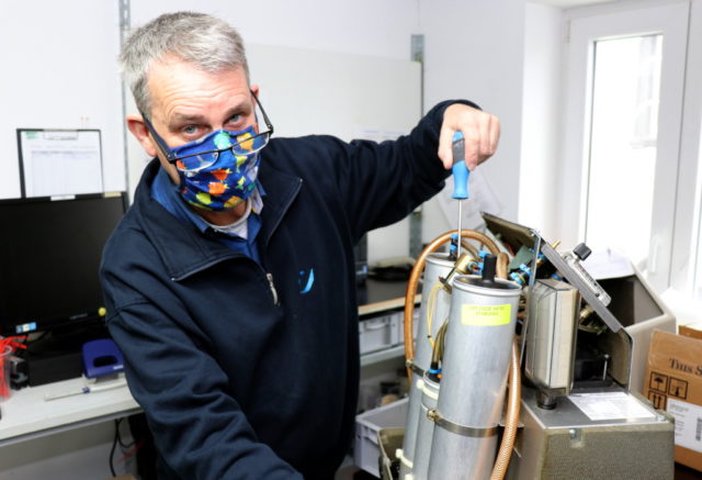 Thomas Gatawetzki-Köppchen vom Sanitätshaus Köppchen bei der Wartung eines Sauerstoffkonzentrators. (Foto: © Bastian Glumm)