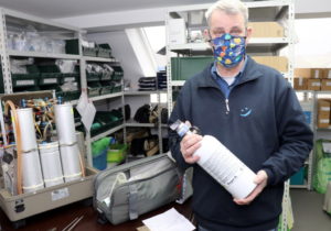 Die Sauerstoffflaschen, die Teil des Homefill-Systems der Firma Invacare sind, wiegen nicht viel und eignen sich deshalb gut für den mobilen Betrieb. (Foto: © Bastian Glumm)