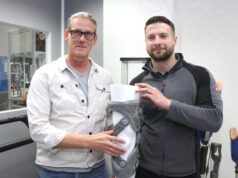 Die Experten des Sanitätshauses Köppchen informieren im Rahmen von Testtagen über die Unloader One® X Knieorthese. (Foto: © Bastian Glumm)