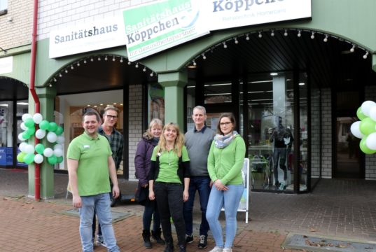 Das Sanitätshaus Köppchen eröffnete diese Woche eine Filiale in Leichlingen, das Team um Miriam und Thomas Gatawetzki-Köppchen freut sich auf die neue Aufgabe. (Foto: © Bastian Glumm)