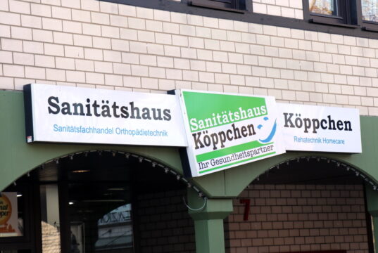 Die Filiale des Sanitätshauses Köppchen in Leichlingen hat seien Pforten wieder geöffnet. Am Freitag gibt es anlässlich der Wiedereröffnung eine Reihe von Aktionen. (Foto: © Bastian Glumm)
