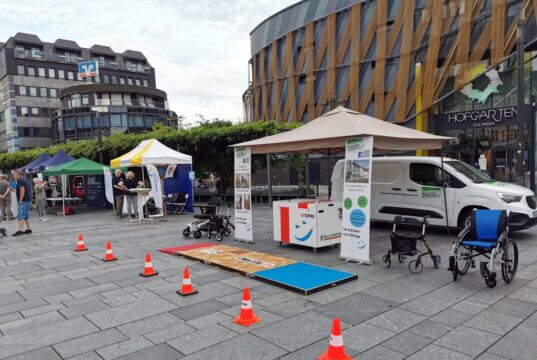 Das Sanitätshaus Köppchen präsentierte sich jetzt auf dem Mobilitätstag des Verkehrsbetriebs unter anderem mit einem Rollator-Parcours. (Foto: © Sanitätshaus Köppchen)