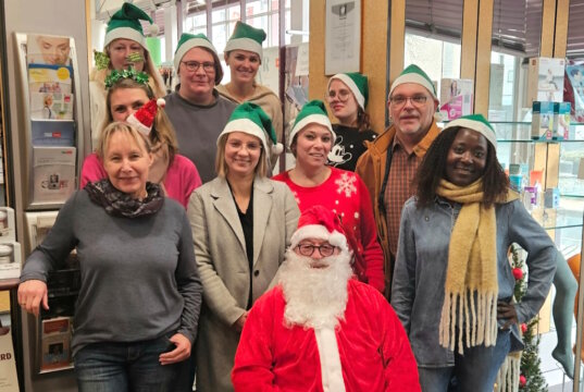 Eine schöne vorweihnachtliche Tradition: In der vergangenen Woche besuchte der Nikolaus das Sanitätshaus Köppchen in Ohligs. (Foto: © Sanitätshaus Köppchen)