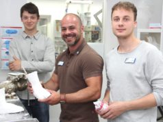 Sascha Gevelhoff (mi.), Meister und Betriebsleiter im Sanitätshaus Köppchen, zeigt, wie es geht. Die beiden Azubis Nils (li.) und Morris schauen ihm dabei über die Schulter und legen auch selbst Hand an. (Foto: © B. Glumm)