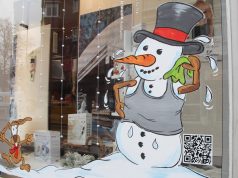 Das Sanitätshaus Köppchen hat sich für die diesjährige Winteraktion etwas besonderes einfallen lassen. Erstmals bemalte ein Künstler die Schaufenster und sorgte so für einen echten Hingucker. (Foto: B. Glumm)